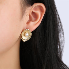 cercei placati cu aur cu perla alba in forma de floare