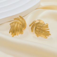 cercei aurii rezistenti la apa si purtare, forma de spirala.