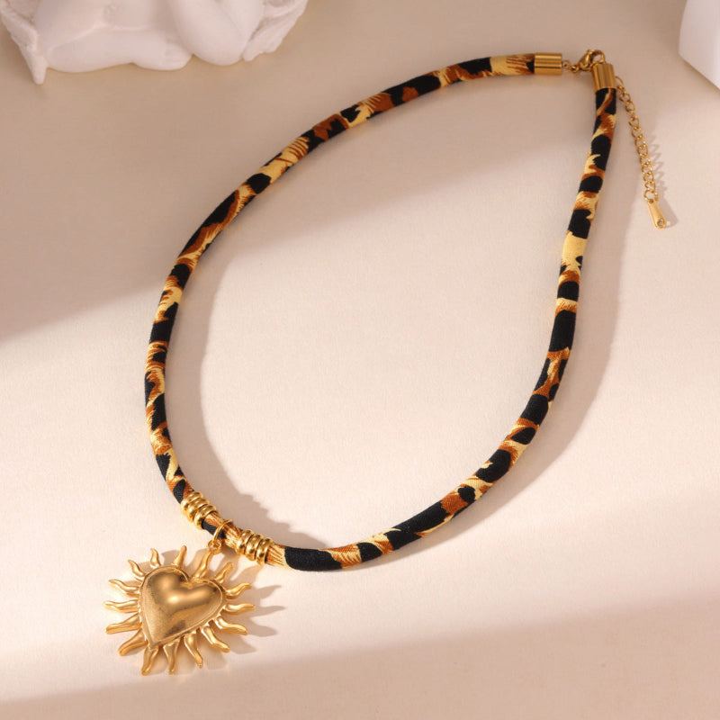 colier cu siret leopard cu pandantiv inima si soare placat cu aur 18K