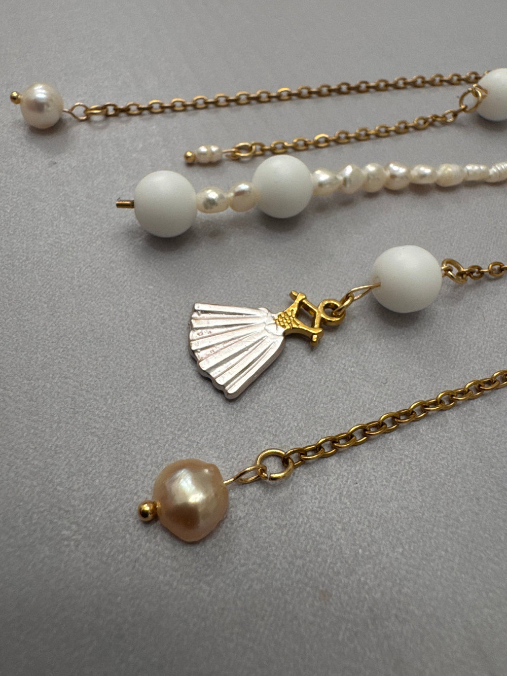 brosa cu perle de apa dulce handmade, charm rochita balerina
