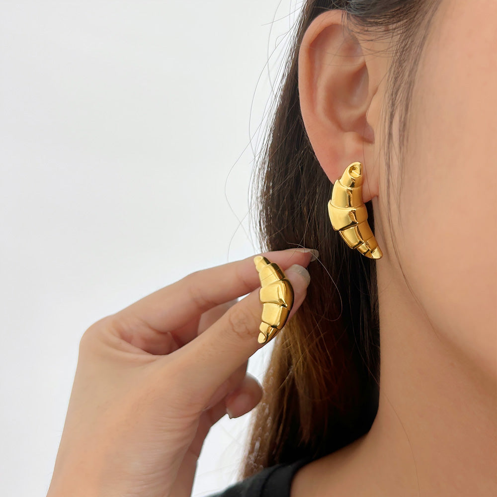 Cercei placati cu aur in forma de croissant Deloria