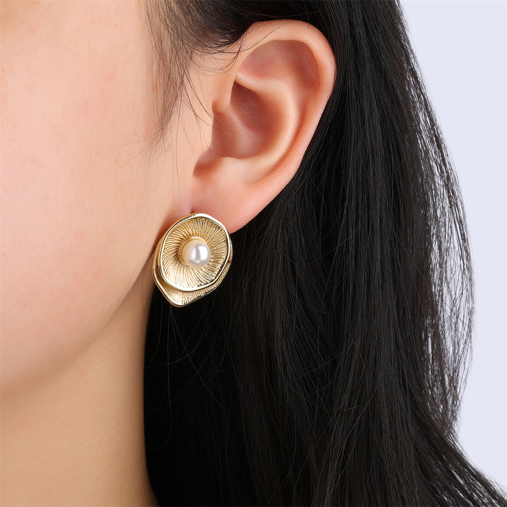 cercei placati cu aur cu perla alba in forma de floare