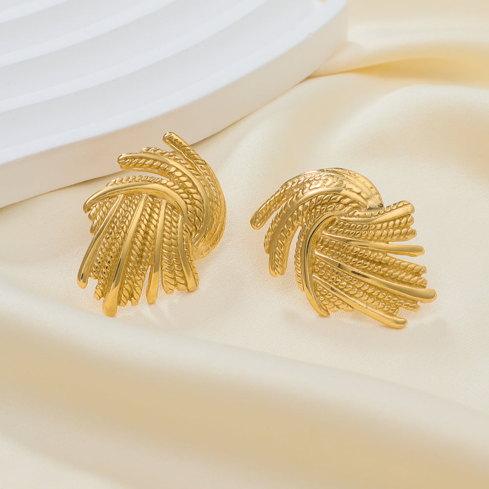 cercei aurii rezistenti la apa si purtare, forma de spirala.