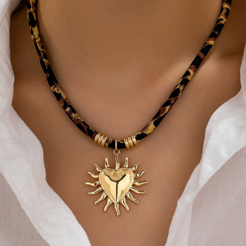 Lantisor inima si soare placat cu aur 18k, rezistent , textil animal print