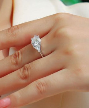 Inel moissanite cu 3 pietre - Deloria Lovelia