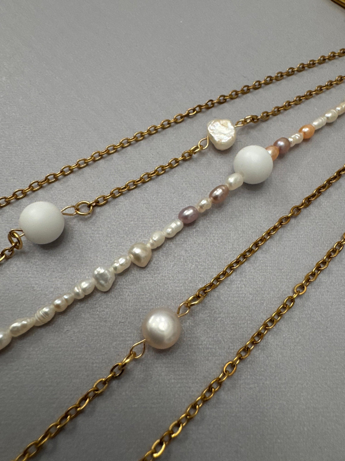 brosa cu perle de apa dulce handmade